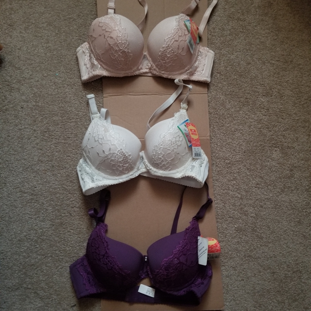 3 Bras push-up removable straps 32 cream, white, purple
